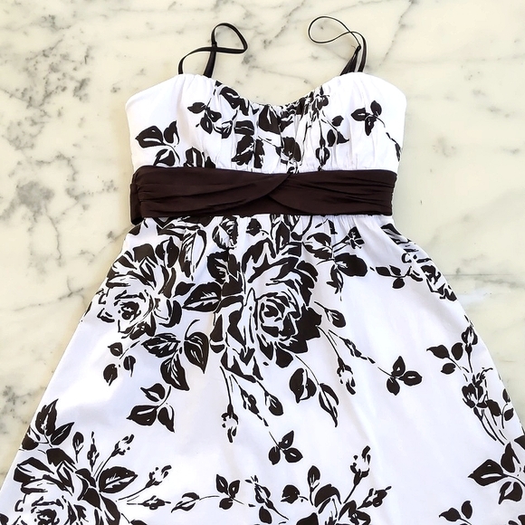 NWOT. Junior Sleeveless Floral Ruffled Edge Dress with padding and lining. - Picture 3 of 8